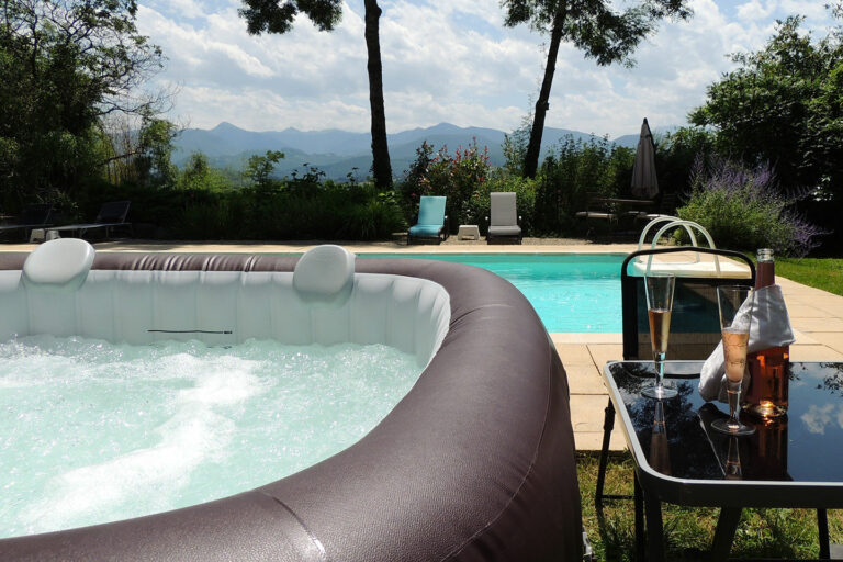 Spa y piscina en las casas rurales del Pas de la Baquère